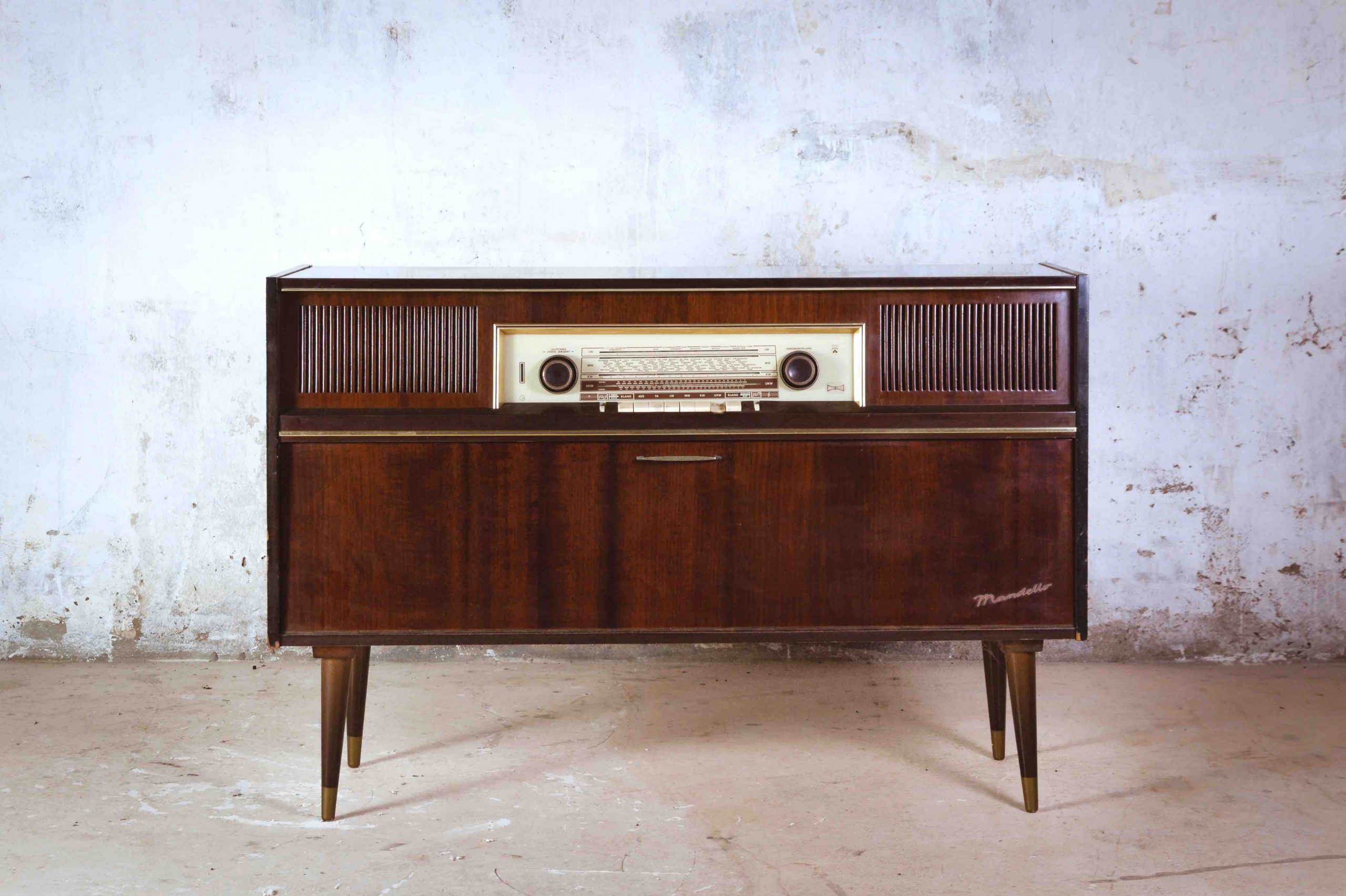 una radio antigua en un salón moderno